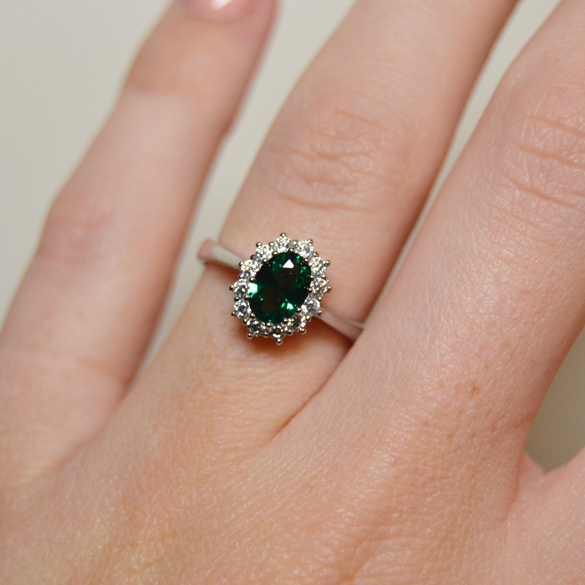 Anello mini Kate argento rodiato con zirconi e zircone verde centrale