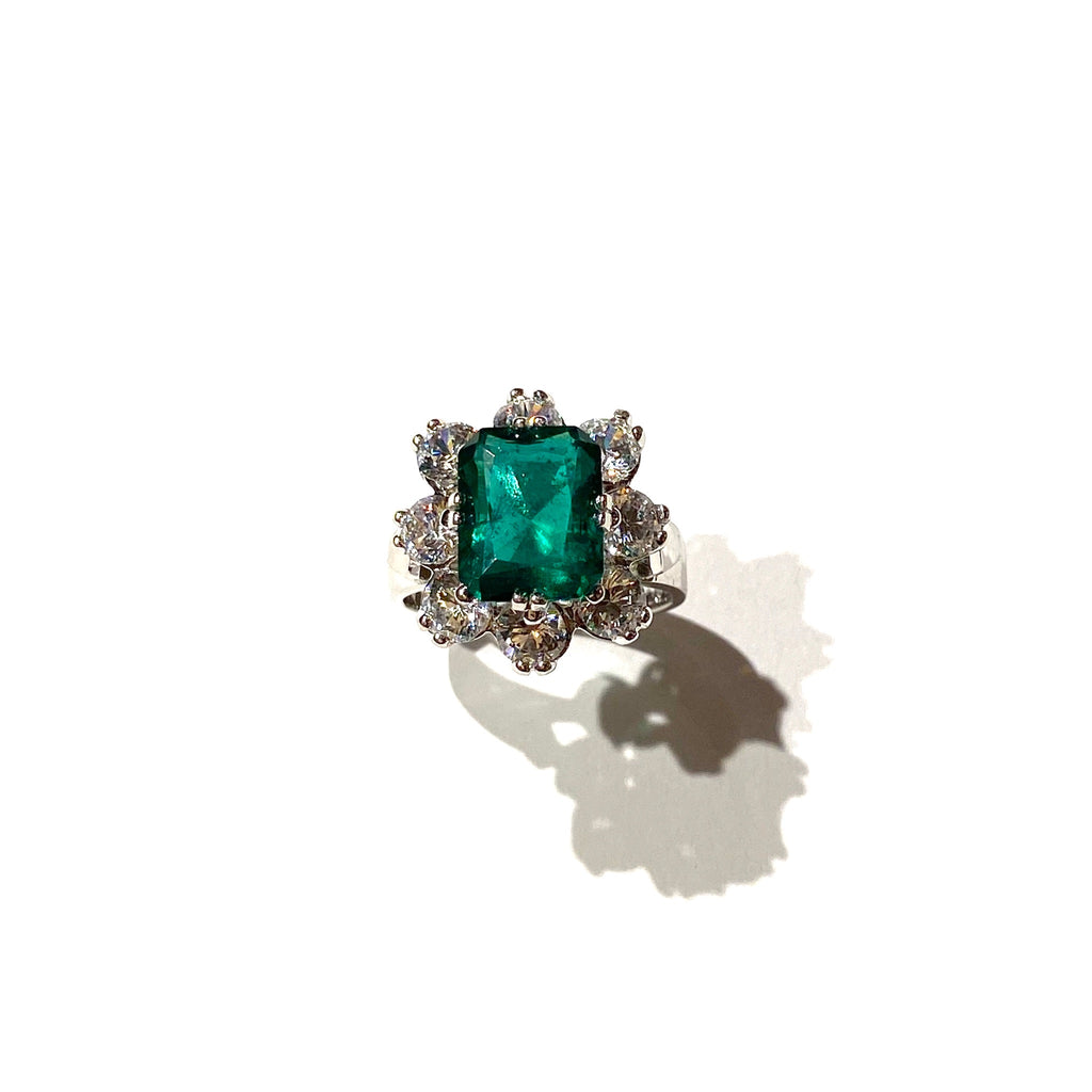 Anello Kate argento rodiato con zirconi “qualità alta” e pietra verde rettangolare Misura 14