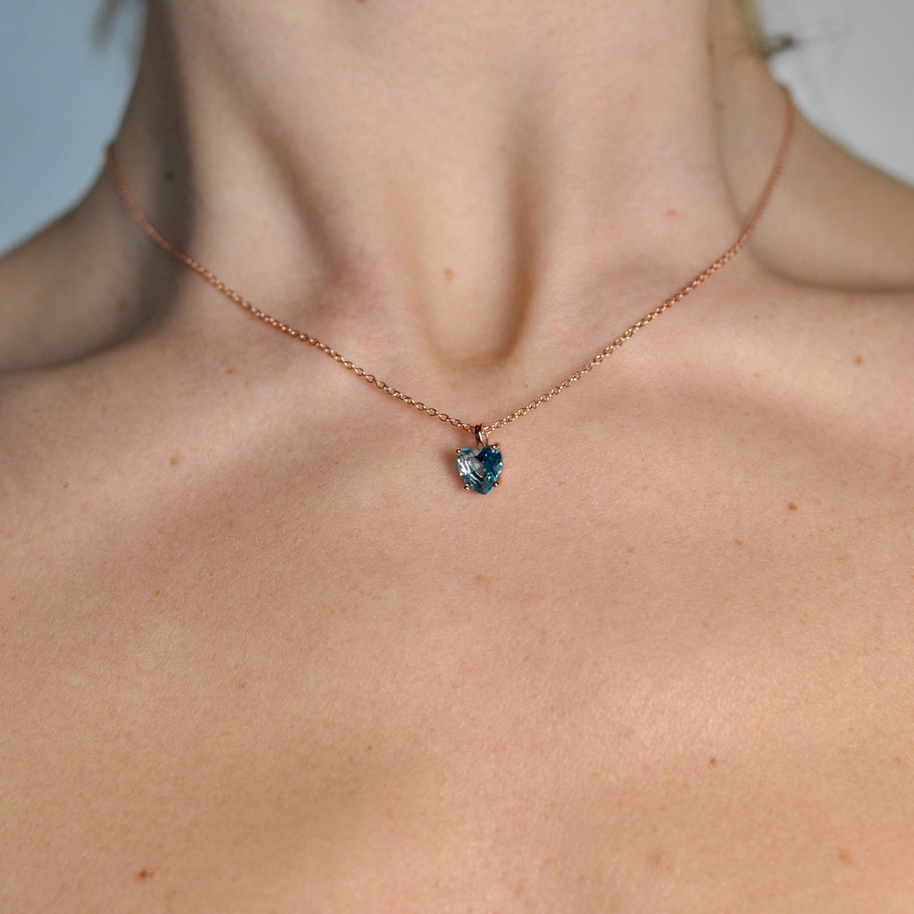 Girocollo argento rose’ con pendente zircone azzurro a cuore